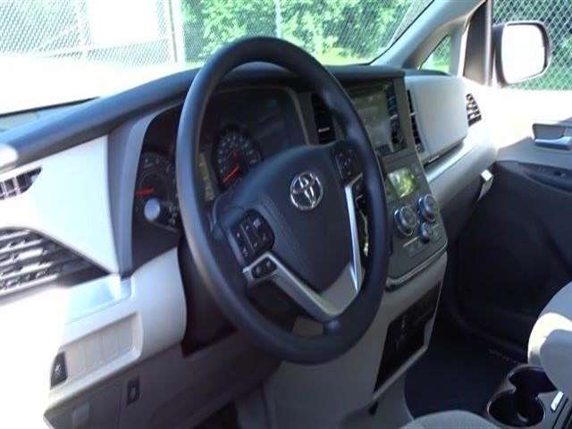 Toyota Sienna 2017 photo 4